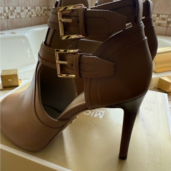 Michael Kora Acorn Brown Peep-Toe Heels with Gold Buckle Straps - Picture 4 of 7